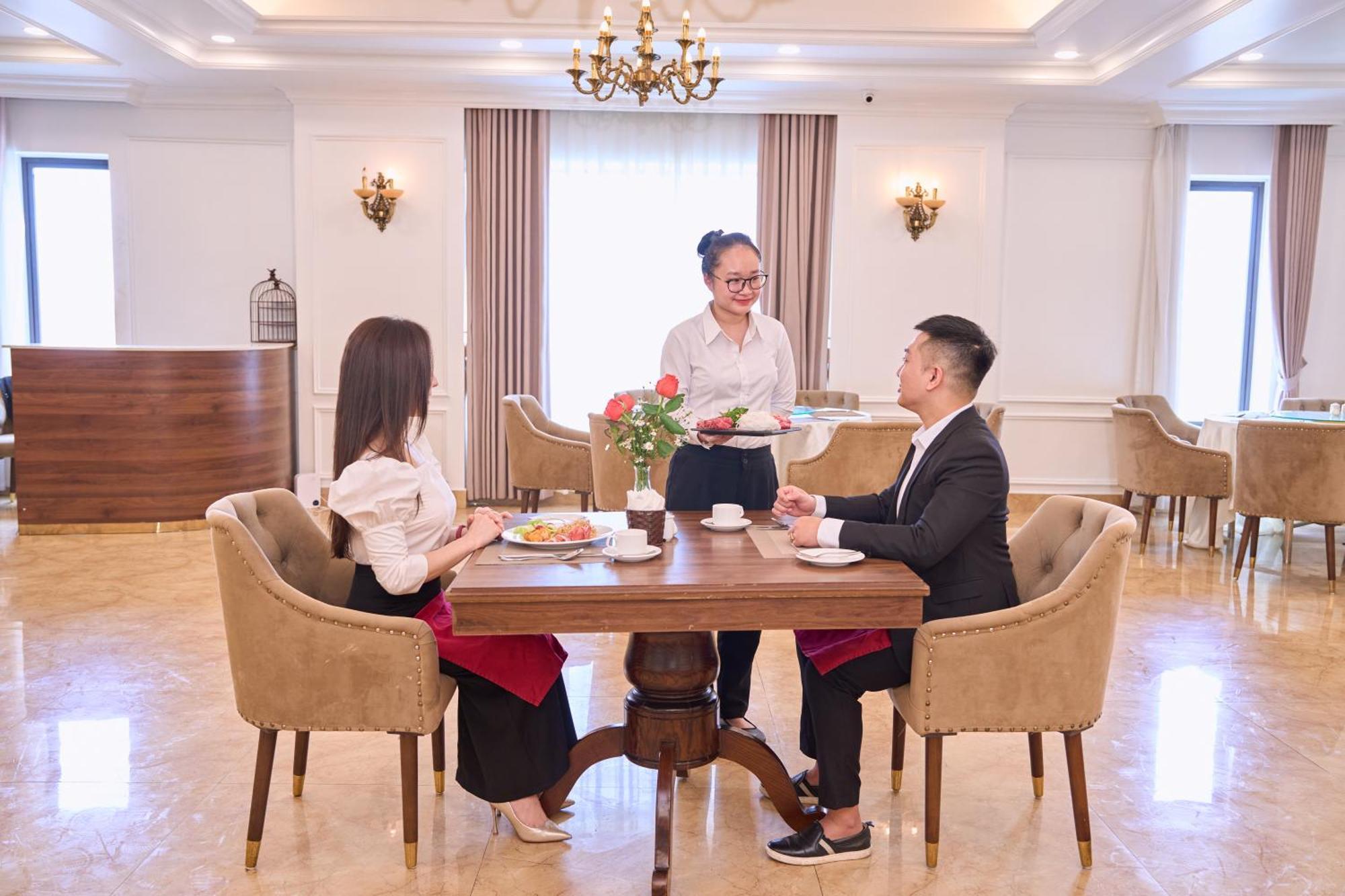 Le Haute Hotel Hai Phong Buitenkant foto