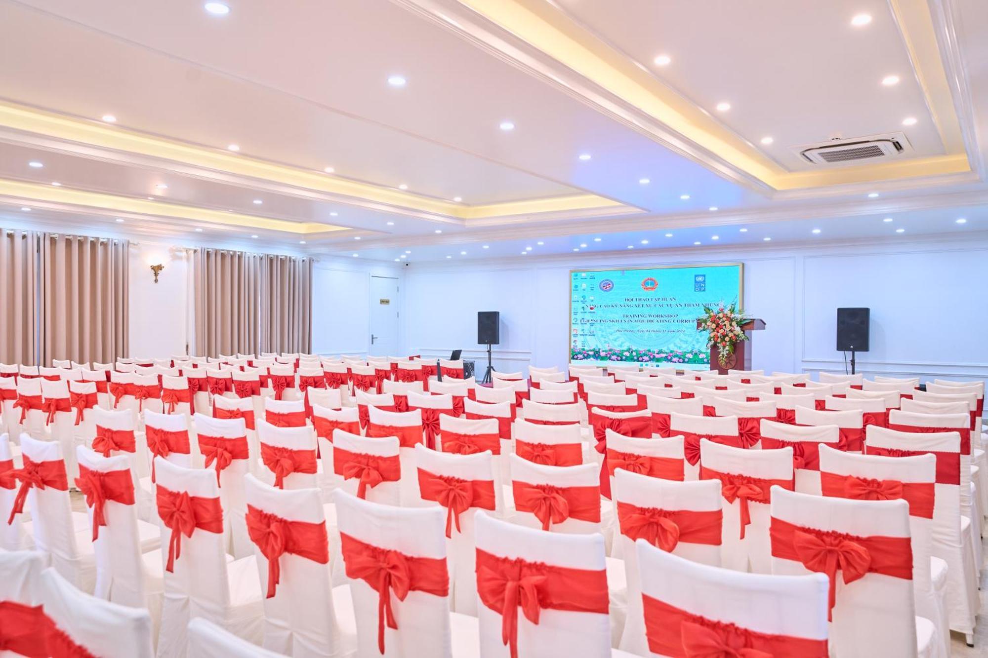Le Haute Hotel Hai Phong Buitenkant foto